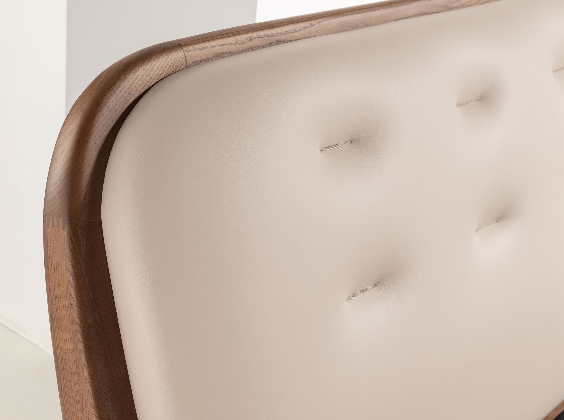 Polsterbett Freiburg von Maison de Cocon – Kunstleder, Farbe Sand, 180x200 cm, Detailansicht
