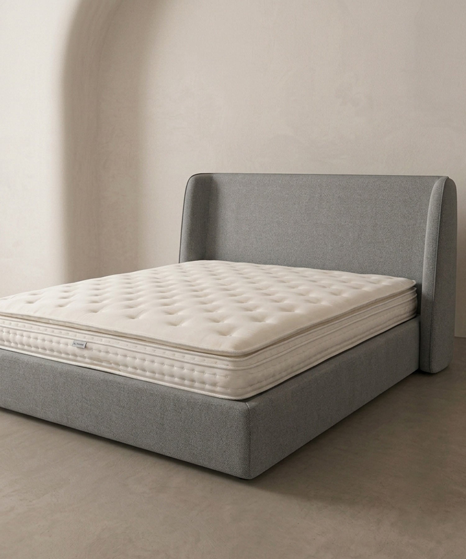 Modernes, minimalistisches Polsterbett und Premium-Matratze von Maison de Cocon – das Fundament erstklassiger Schlafkultur.