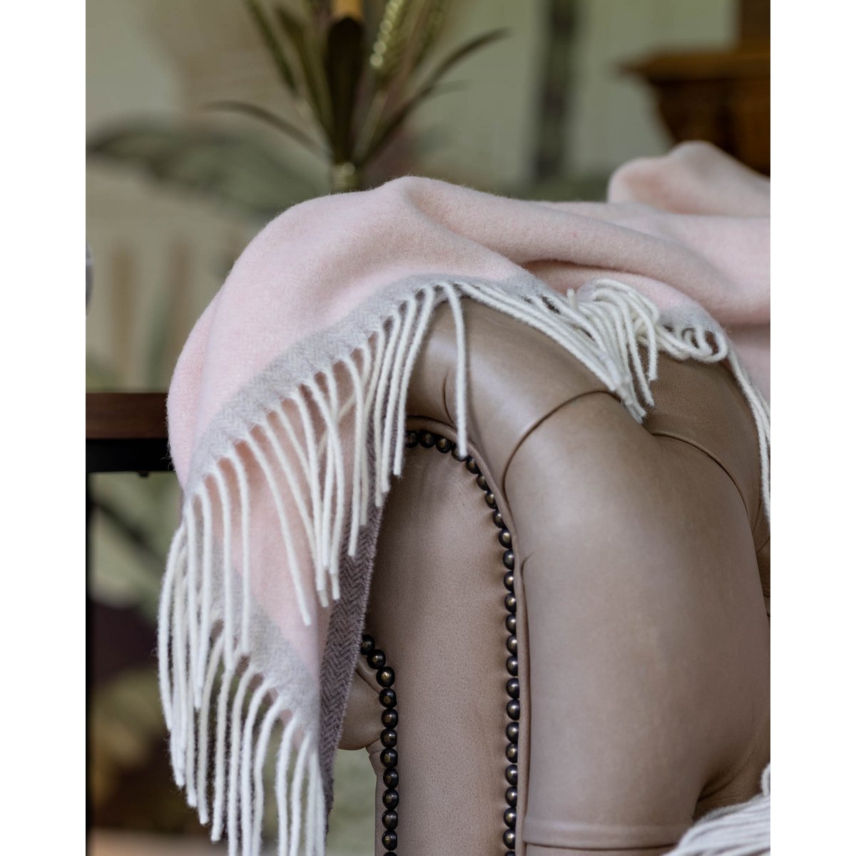 Detail shot of the Milano Rosa Orlo throw's fringe and weave