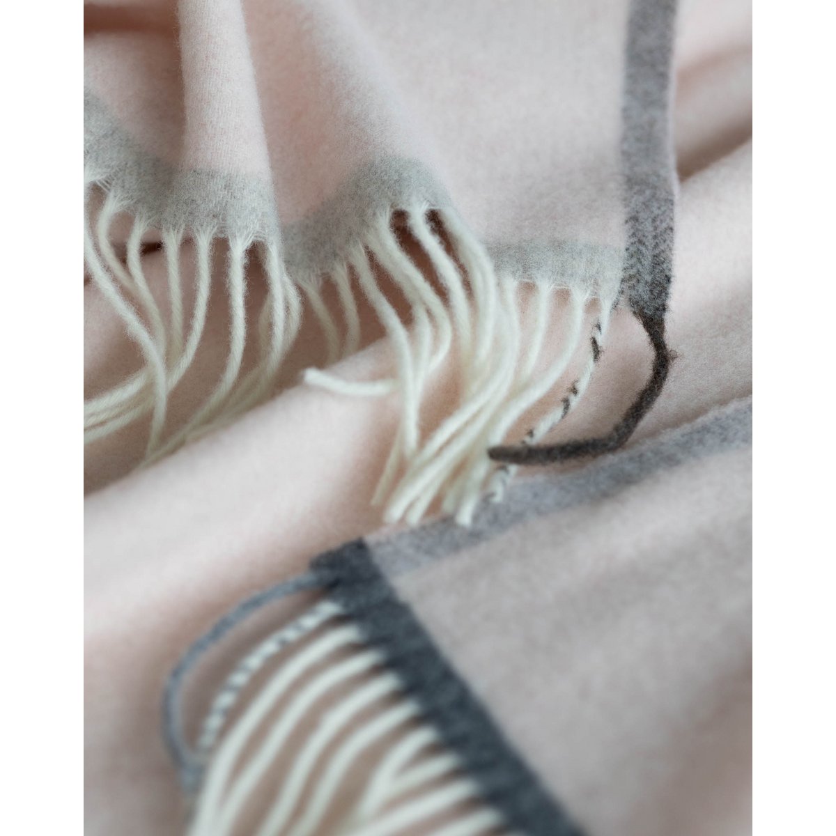 Close-up of Milano Rosa Orlo's refined grey edge-trim finish