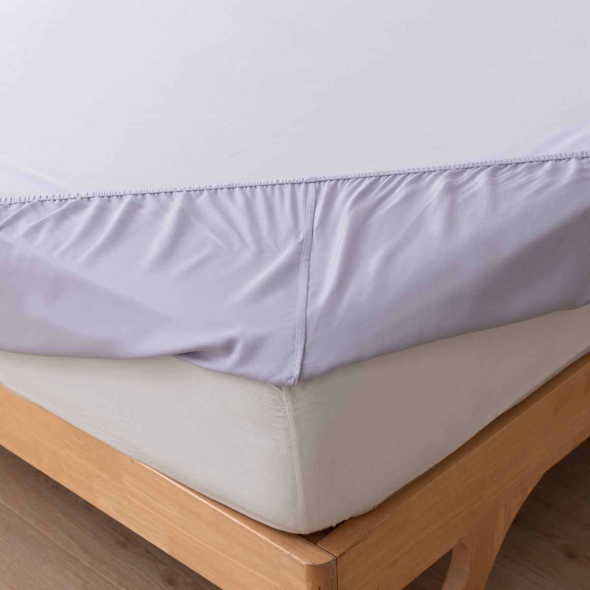 Lavender Mist bamboo fitted sheet showing its soft, gathered elastic edge