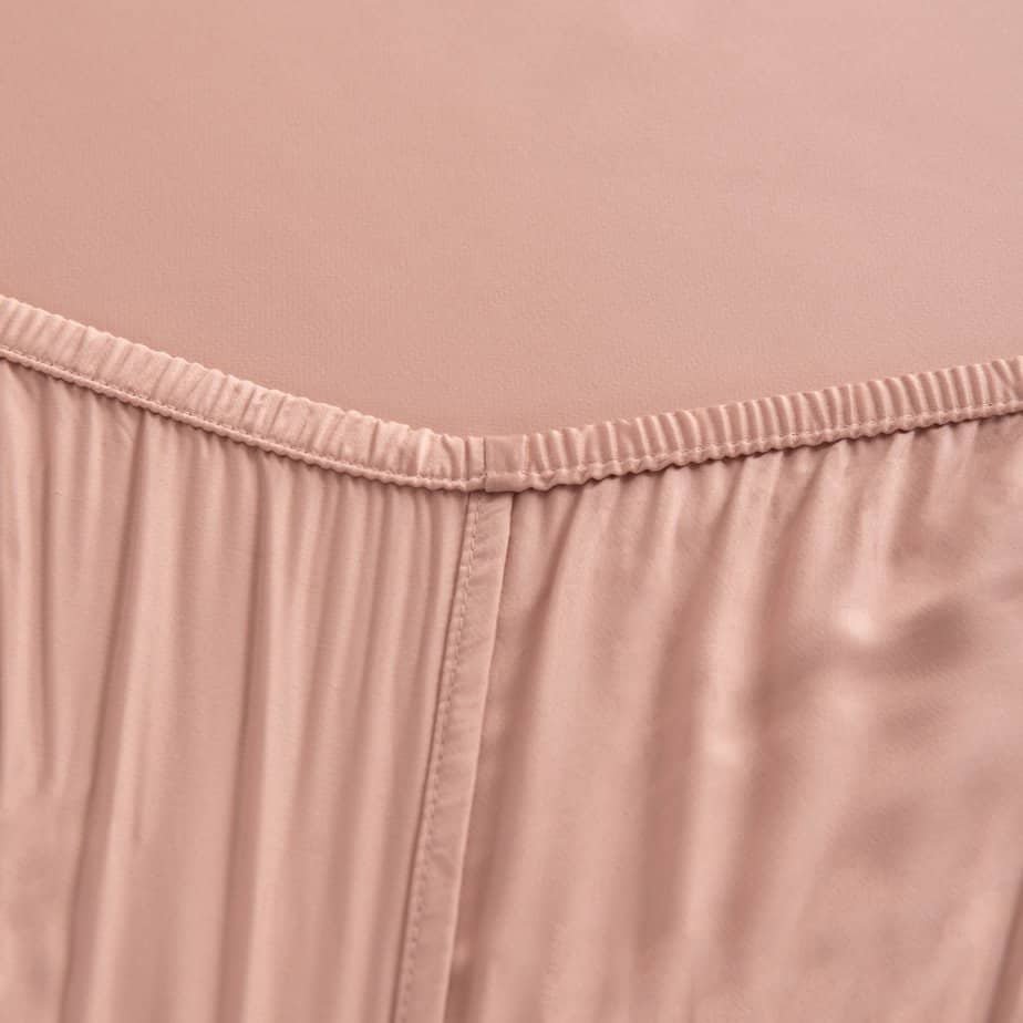 Close-up of the Cuddle Pink bamboo fitted sheet's elasticated seam and corner detail.
