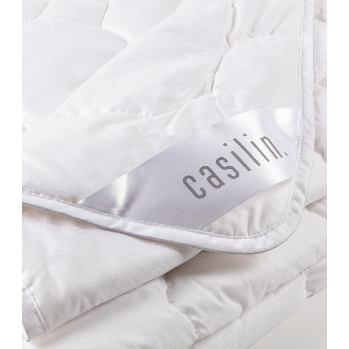 Close-up of the honeycomb quilted cotton corner of the Summer Cotton Light duvet with the Casilin label