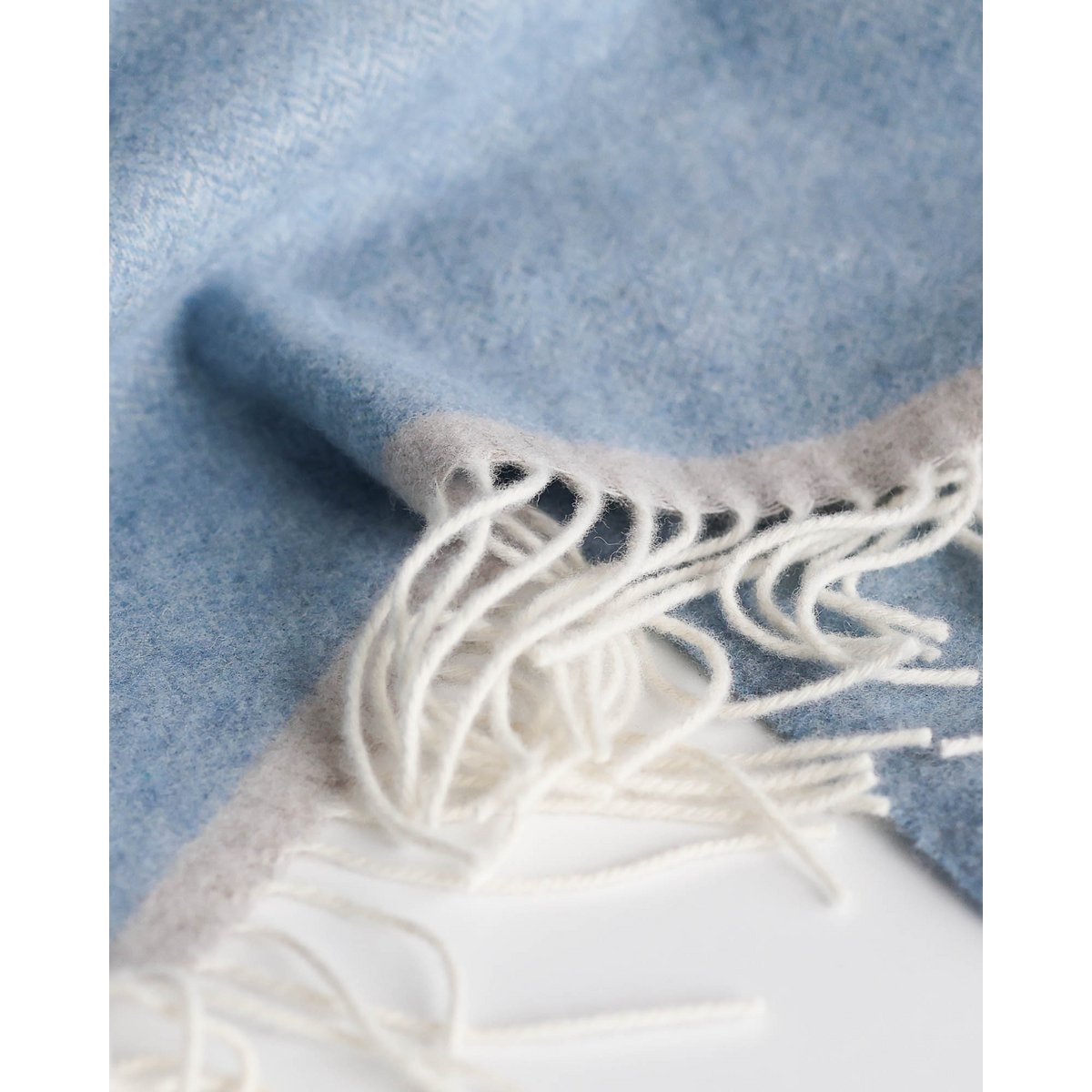 Detail shot of the Milano throw's fringe and weave 02