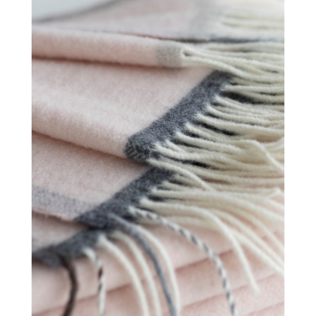 Close-up of Milano Rosa Orlo's soft merino-cashmere texture