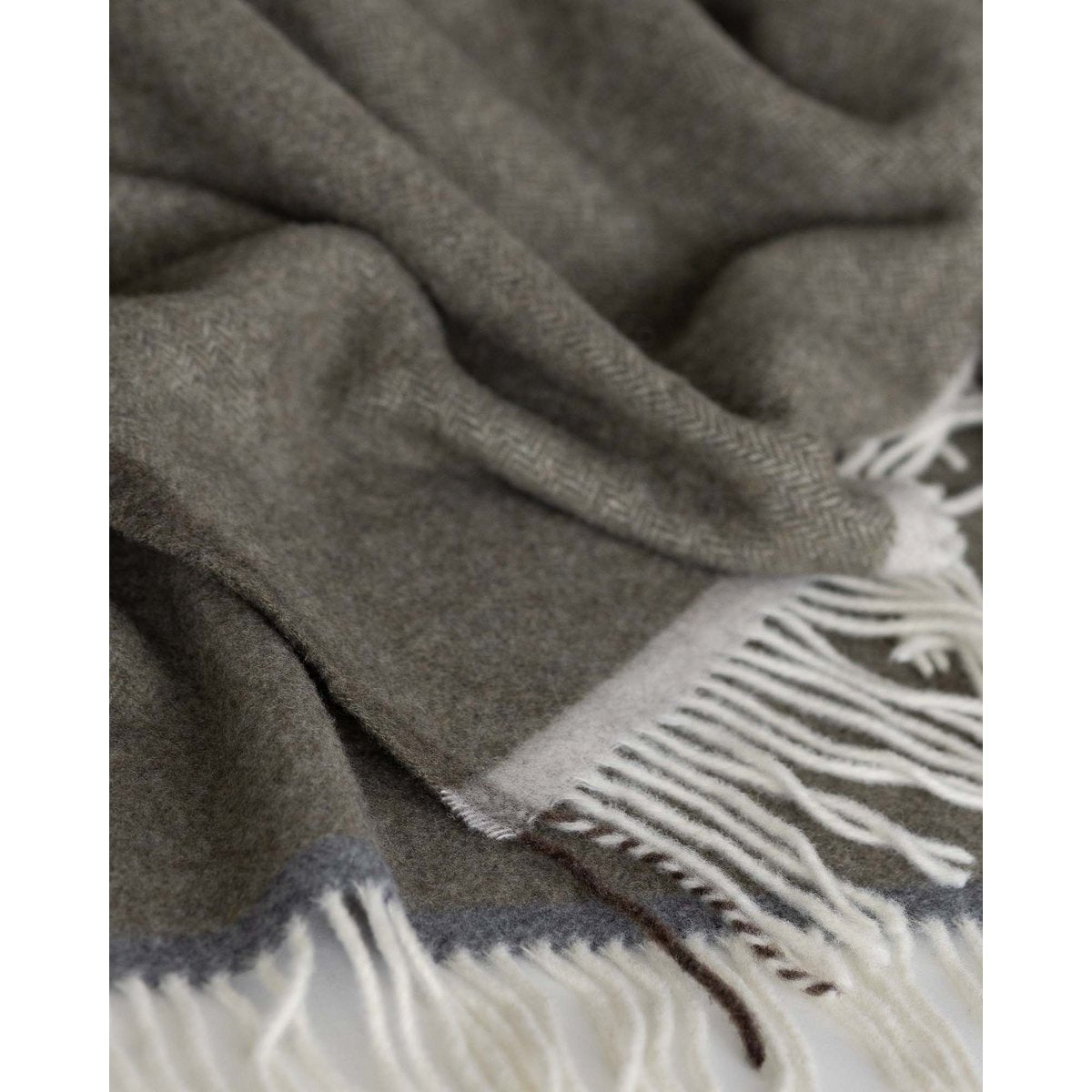 Close-up of Milano Verde Orlo's grey edge-trim finish