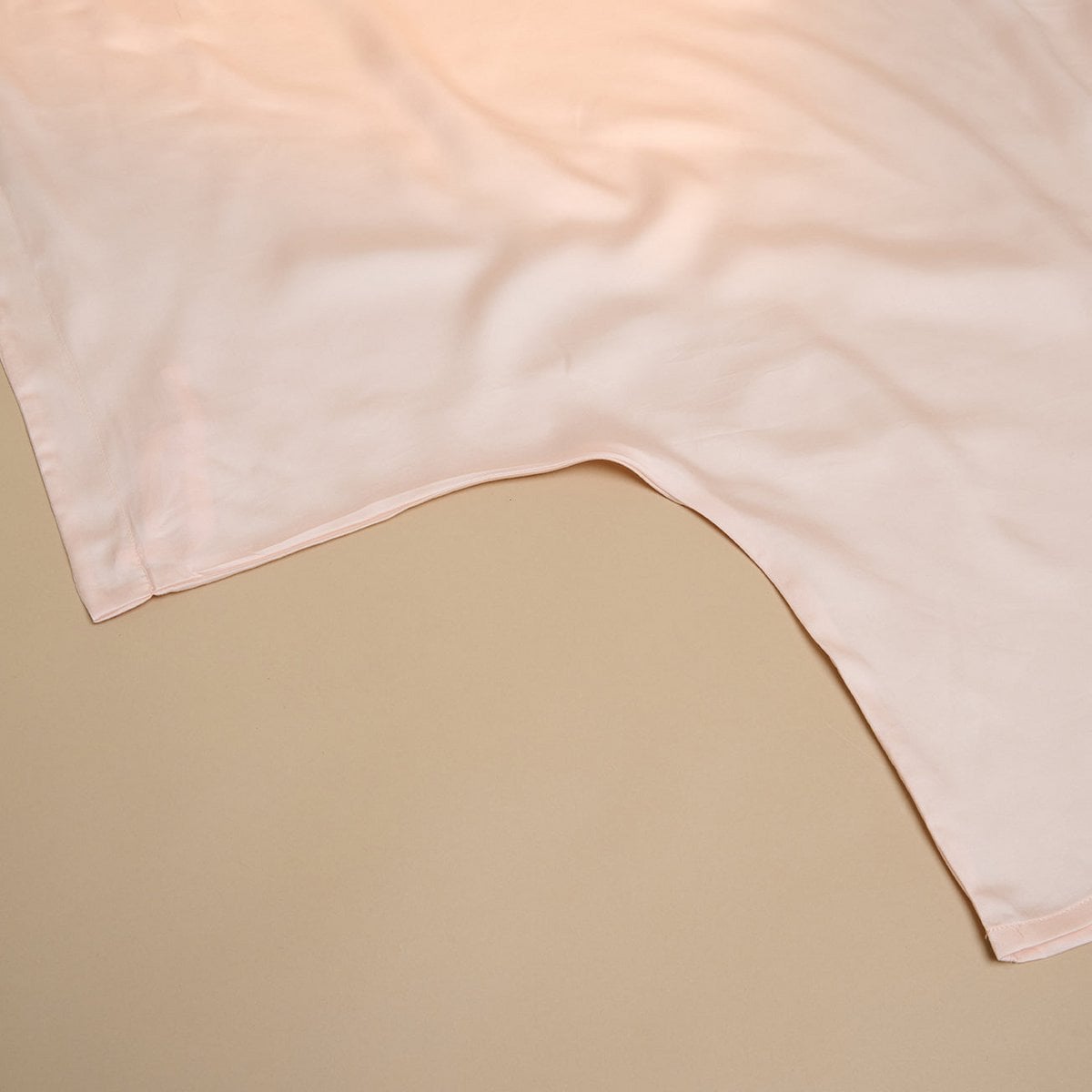 Close-up of the Tencel™ Sateen fabric sheen in Peach White