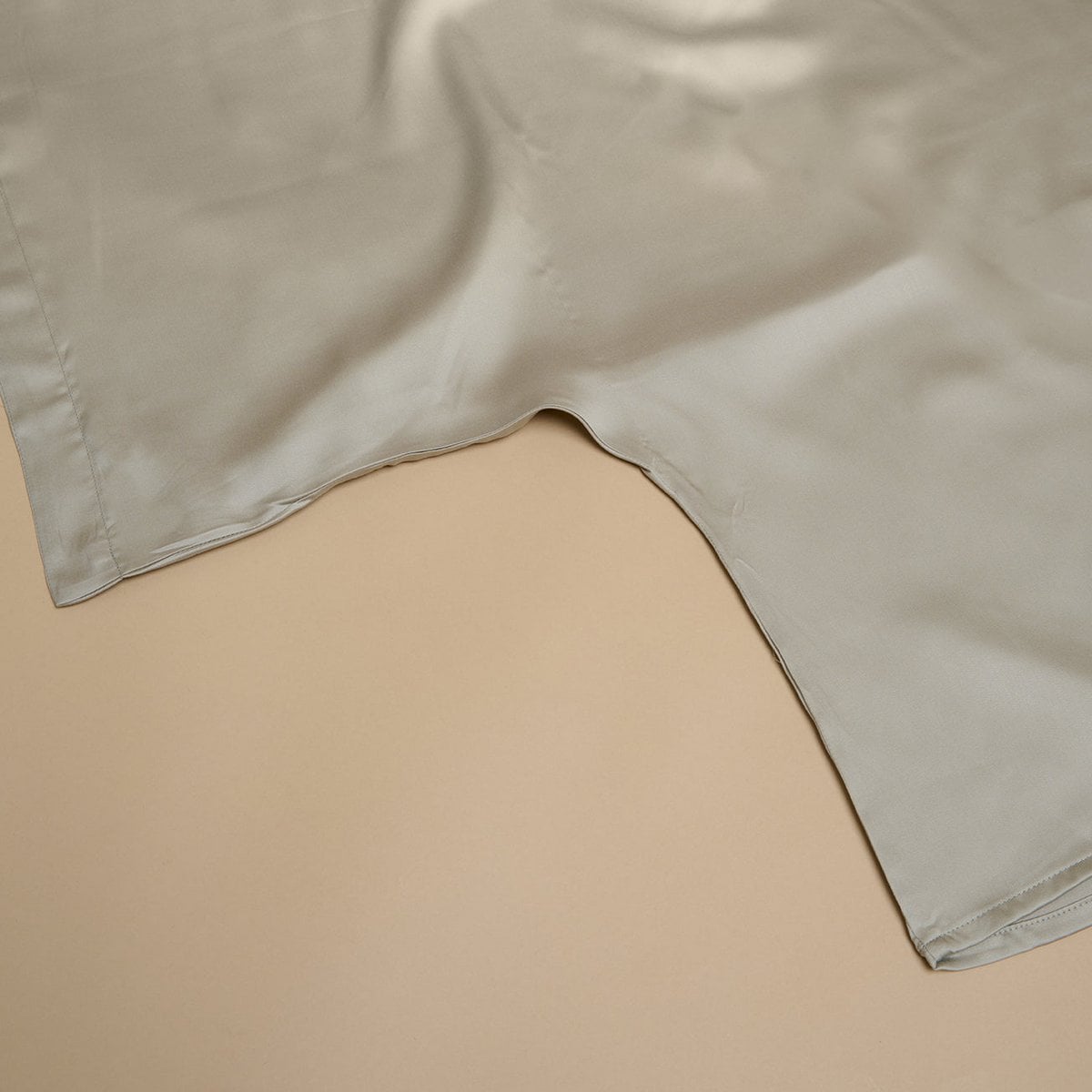 Close-up of the Tencel™ Sateen fabric sheen in Taupe