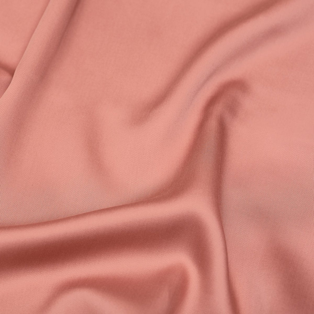Close-up of the Tencel™ Sateen fabric sheen in Terra Pink