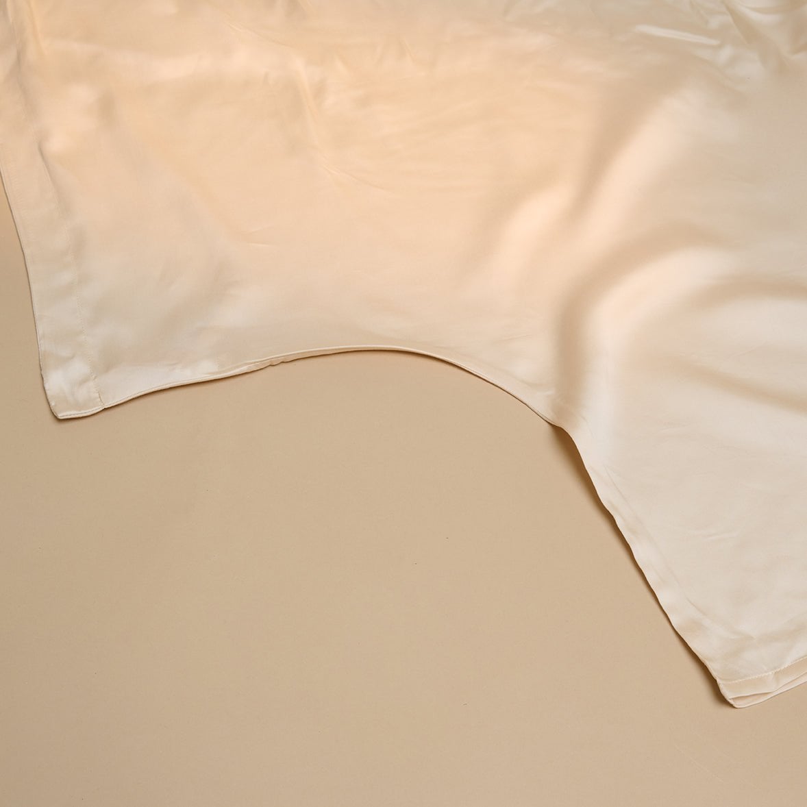 Close-up of the Tencel™ Sateen fabric sheen in White Sand